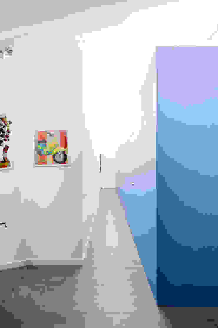 23bassi studio di architettura Minimalist corridor, hallway & stairs