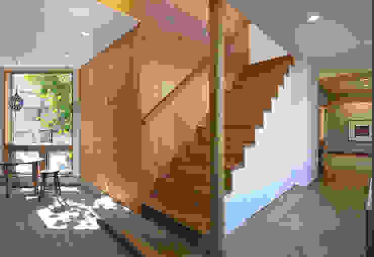 アトリエのある小さな家, かんばら設計室 かんばら設計室 Eclectic style corridor, hallway & stairs