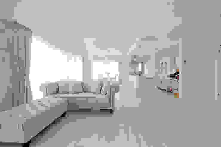 夢のフレンチクラシカルスタイル , 有限会社ミオ・デザイン 有限会社ミオ・デザイン Classic style living room