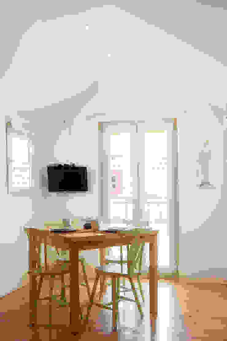 Sala – restyling para arrendamento turístico por Staging Factory Moderno