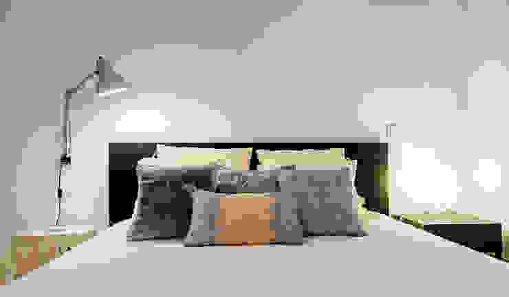 Quarto de casal – restyling para arrendamento turístico por Staging Factory Moderno