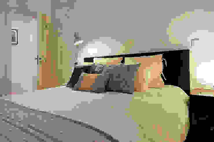 Quarto de casal – restyling para arrendamento turístico por Staging Factory Moderno