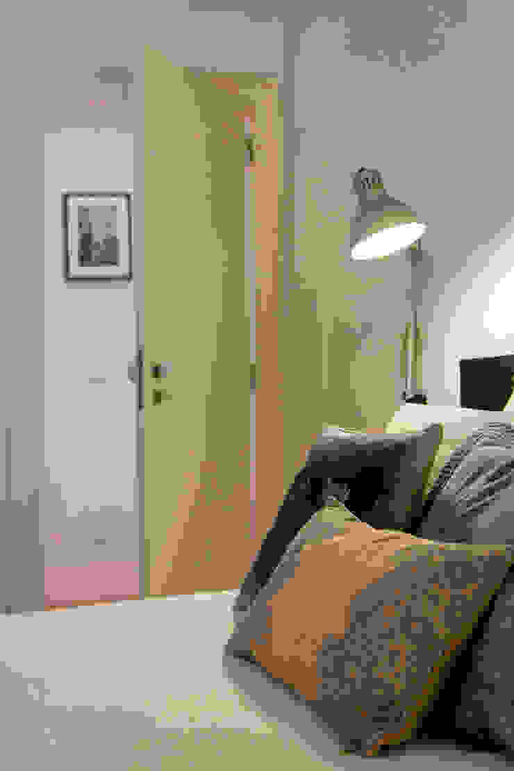 Quarto de casal – restyling para arrendamento turístico por Staging Factory Moderno