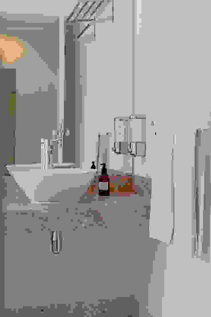 Casa de banho – restyling para arrendamento turístico por Staging Factory Moderno