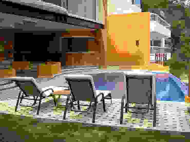 ARQUELIGE Piscina in stile tropicale