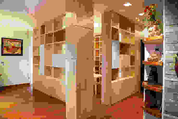 Librerie, MAT architettura e design MAT architettura e design Studio moderno Lo scaffale,Di legno,Mobilia,Scaffalature,arancione,Interior design,Pavimentazione,Pavimento,Edificio,legno duro