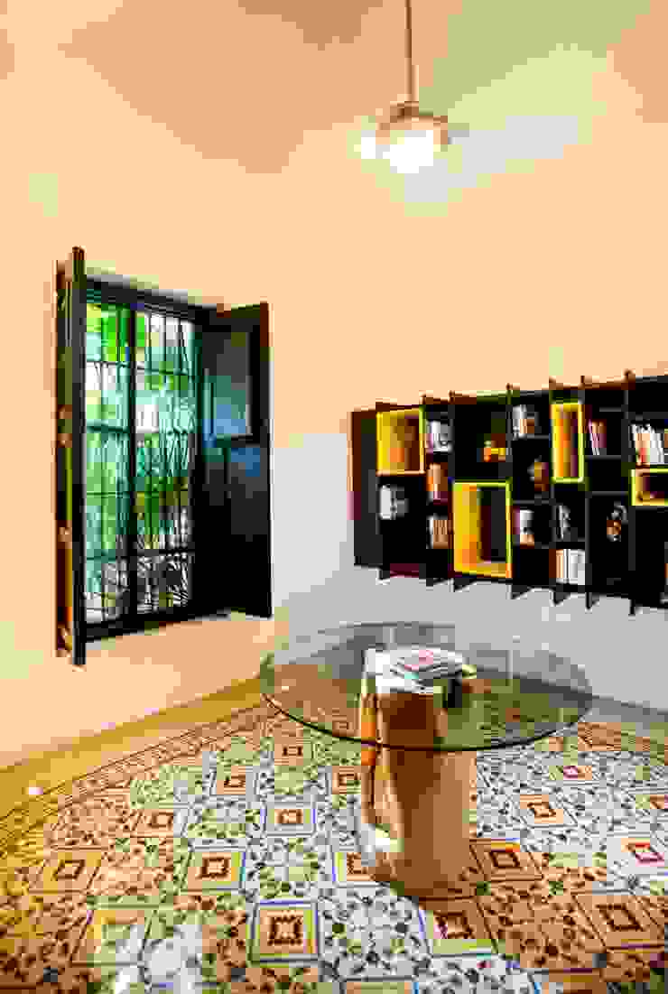 Vestíbulo Taller Estilo Arquitectura Pasillos, vestíbulos y escaleras modernos Amarillo