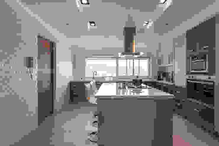 Cozinhas modernas por HO arquitectura de interiores Moderno