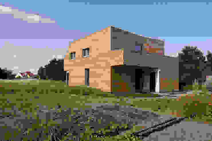 Nord-Ostfassade Symbios Architektur Moderne Häuser Holz Braun