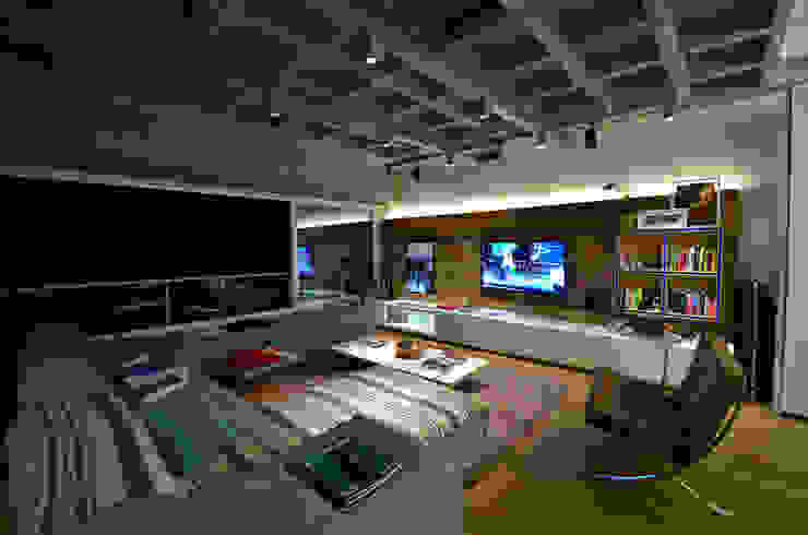 Living Salas de estar industriais por HECHER YLLANA ARQUITETOS Industrial