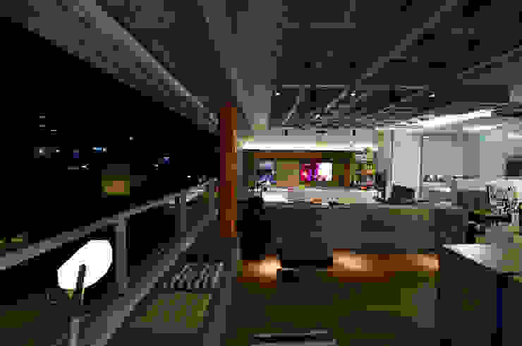 Living/Jantar Salas de estar industriais por HECHER YLLANA ARQUITETOS Industrial