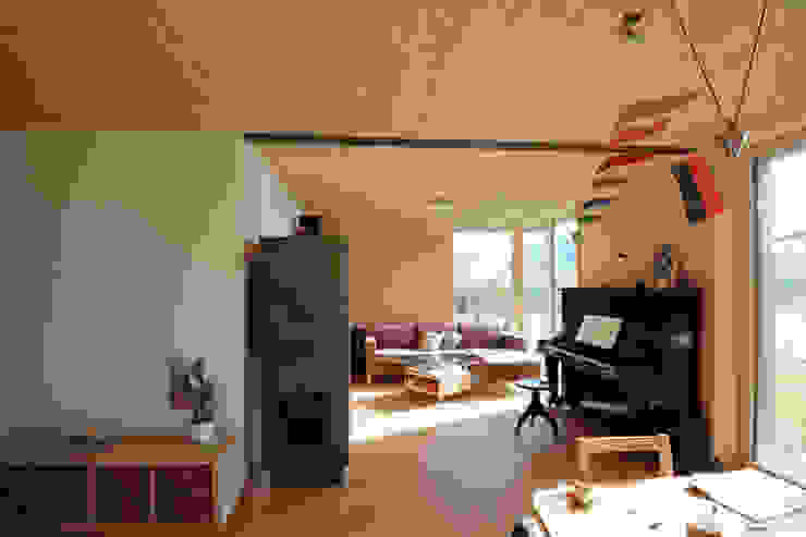 Innenansicht Wohnberich Erdgeschoß bewohnt Symbios Architektur Moderne Wohnzimmer Holz Braun
