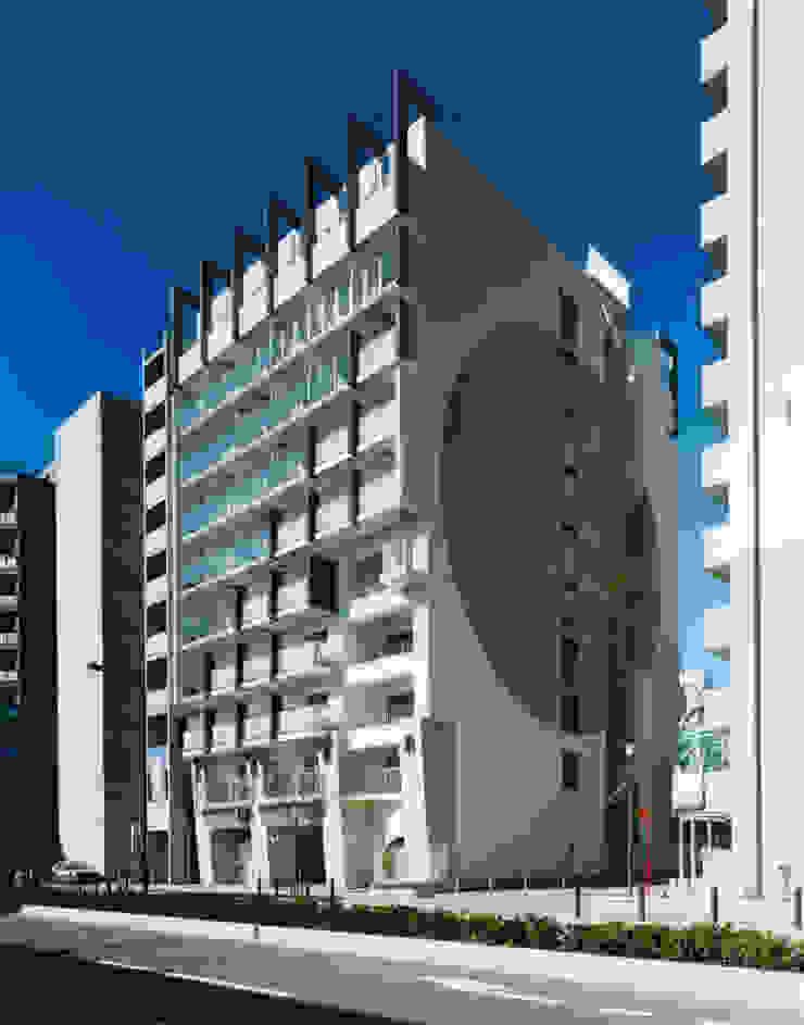 あお建築設計 Modern houses Tiles White