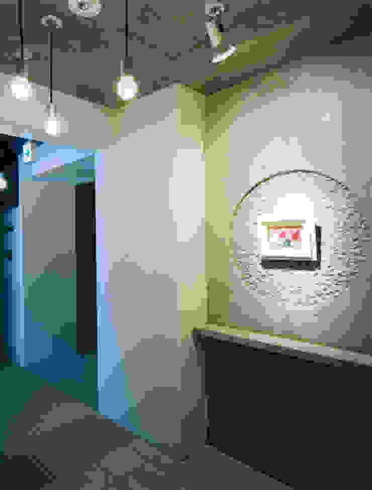 あお建築設計 Modern Corridor, Hallway and Staircase Stone Grey