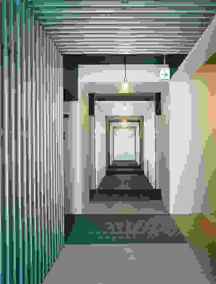 あお建築設計 Modern Corridor, Hallway and Staircase Aluminium/Zinc Blue