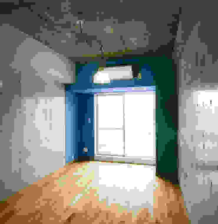 あお建築設計 Modern style bedroom Wood Grey