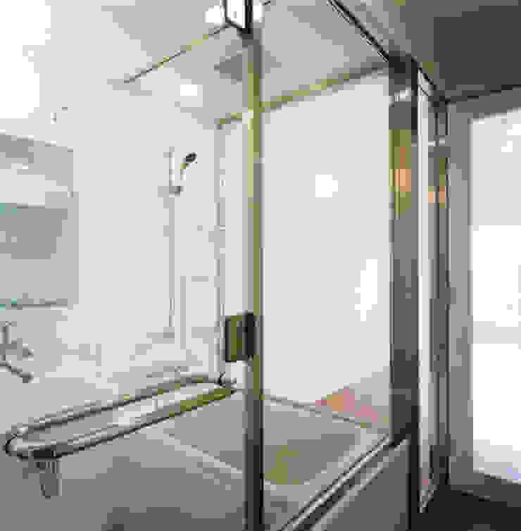 あお建築設計 Modern style bedroom Glass White