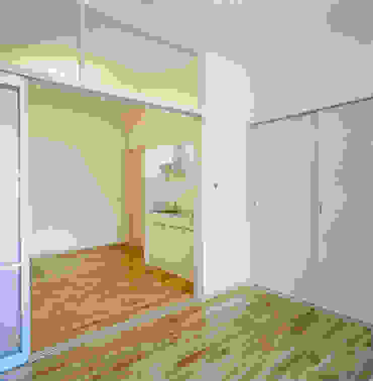 あお建築設計 Modern style bedroom Wood White