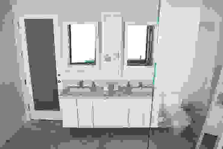 Casas de banho modernas por Erika Winters® Design Moderno