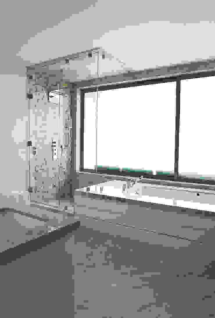 Casas de banho modernas por Erika Winters® Design Moderno