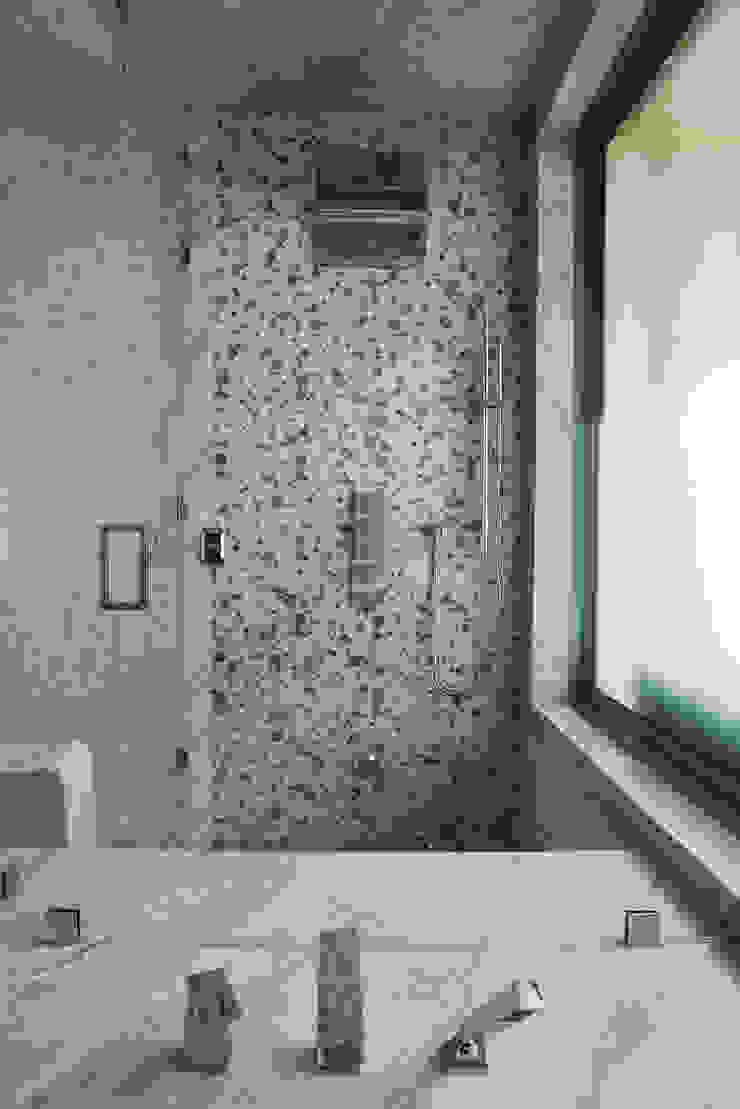 Casas de banho modernas por Erika Winters® Design Moderno