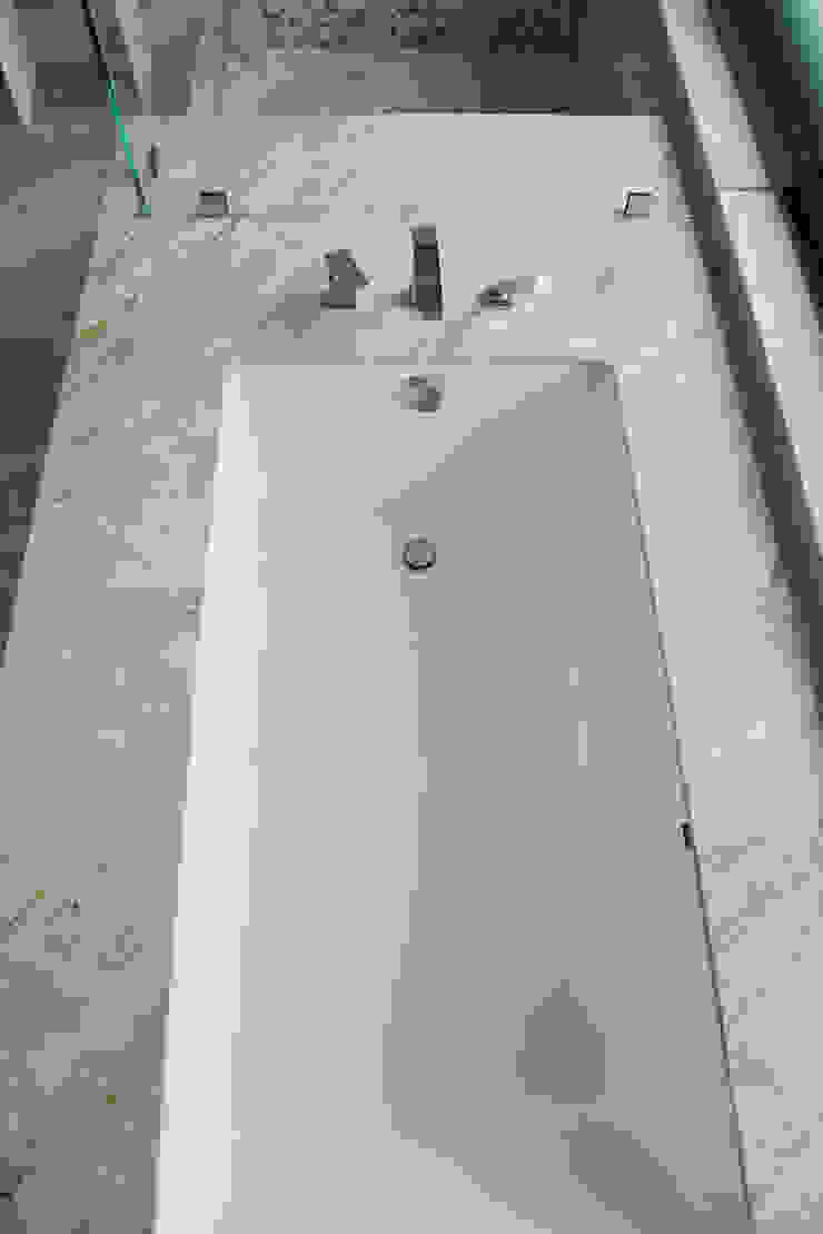 Casas de banho modernas por Erika Winters® Design Moderno