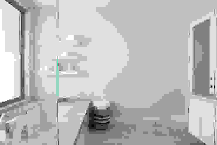 Casas de banho modernas por Erika Winters® Design Moderno