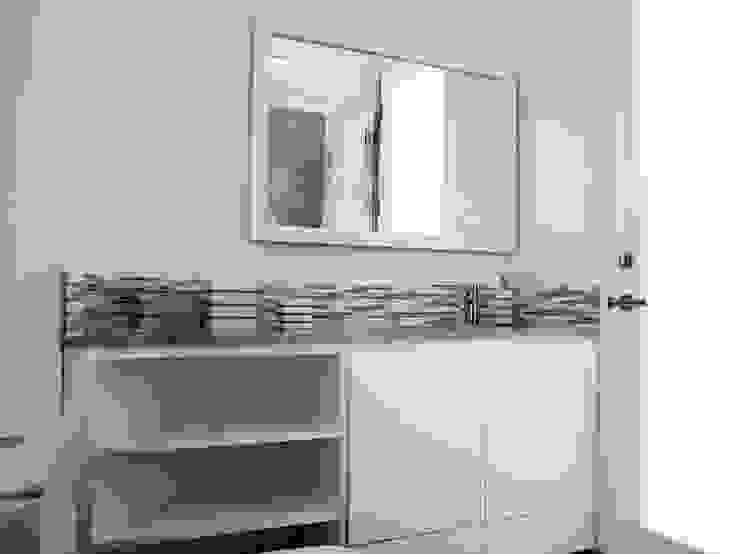 Casas de banho modernas por Erika Winters® Design Moderno