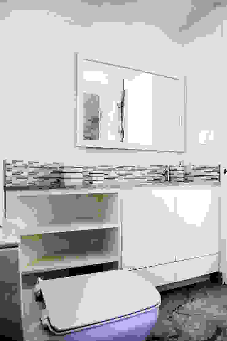 Casas de banho modernas por Erika Winters® Design Moderno