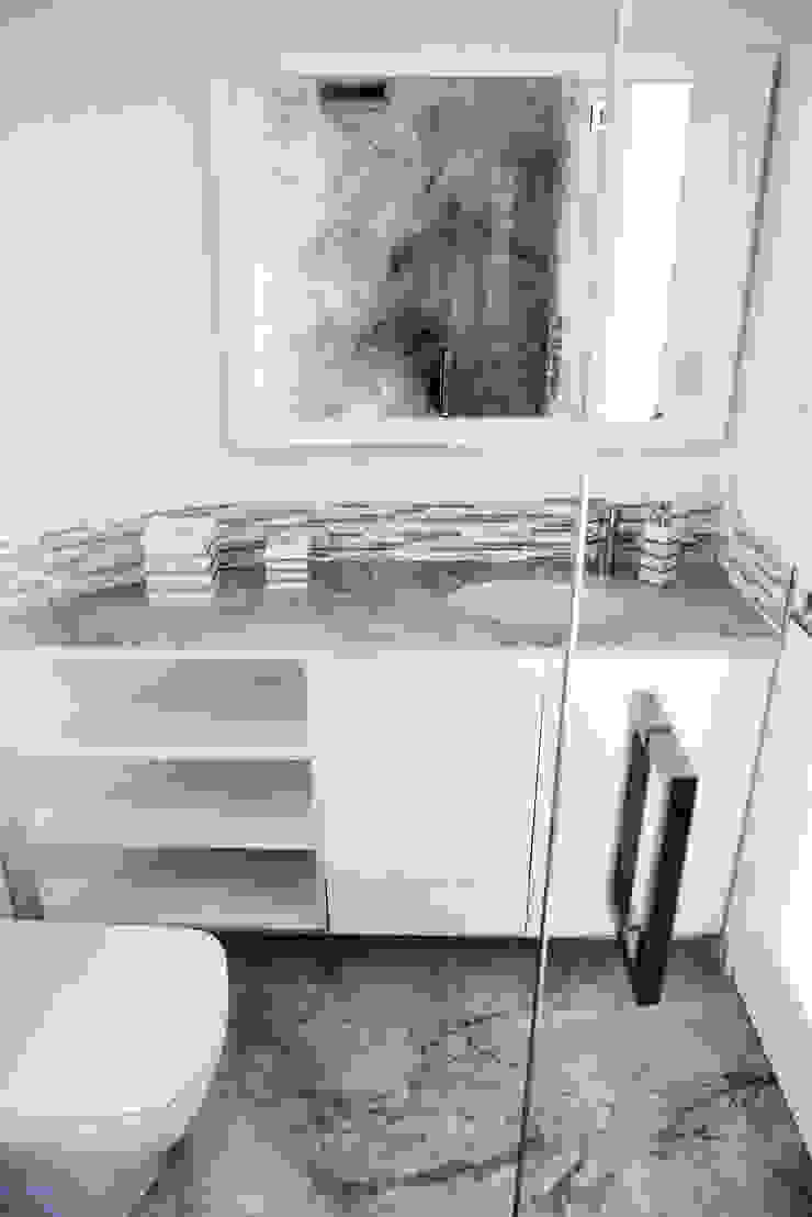 Casas de banho modernas por Erika Winters® Design Moderno