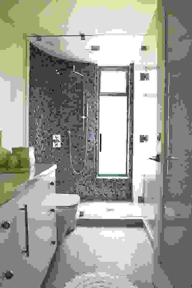 Casas de banho modernas por Erika Winters® Design Moderno