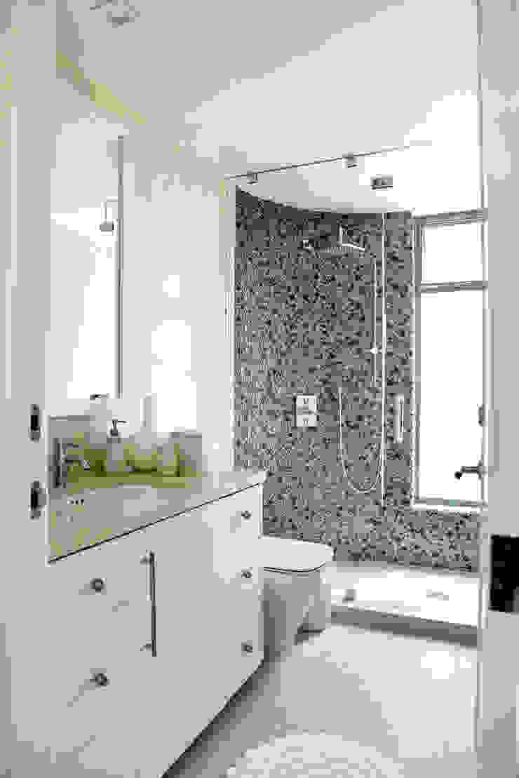 Malibu Decor by Erika Winters Inc. Design, Erika Winters® Design Erika Winters® Design Modern Bathroom