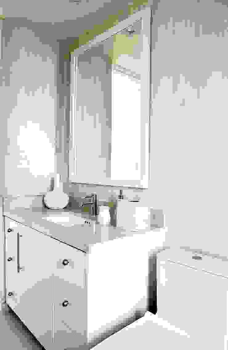 Casas de banho modernas por Erika Winters® Design Moderno