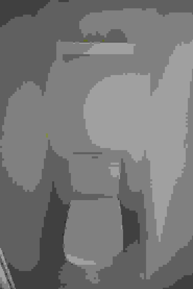 Casas de banho modernas por Erika Winters® Design Moderno