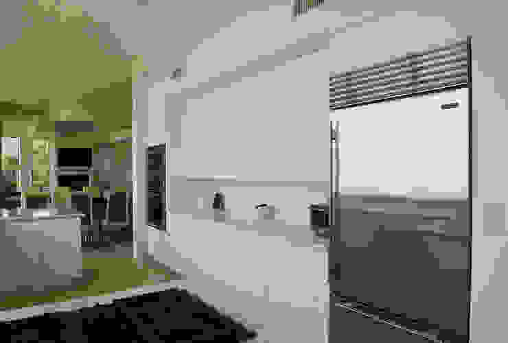 Cozinhas modernas por Erika Winters® Design Moderno