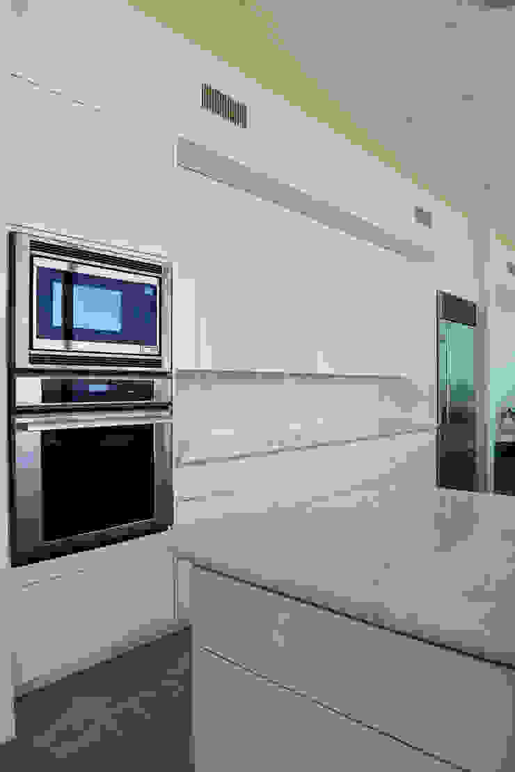 Cozinhas modernas por Erika Winters® Design Moderno