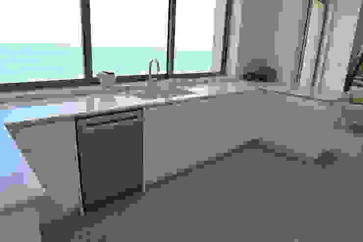 Cozinhas modernas por Erika Winters® Design Moderno