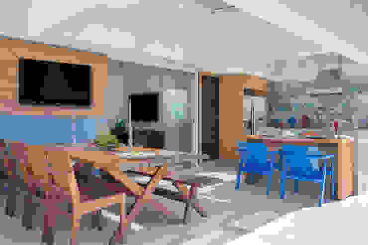Cobertura na Barra da Tijuca, Ana Adriano Design de Interiores Ana Adriano Design de Interiores Balkon, Beranda & Teras Tropis Kayu Blue