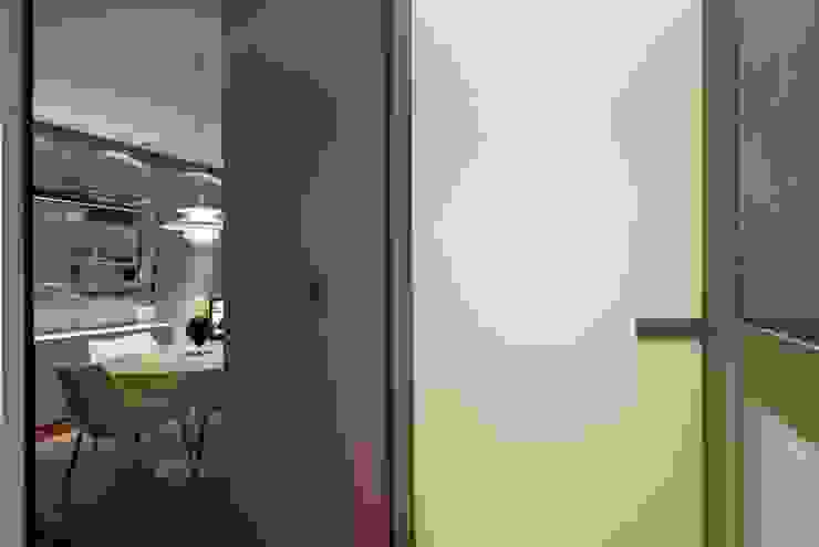 Paredes e pisos modernos por MADG Architect Moderno