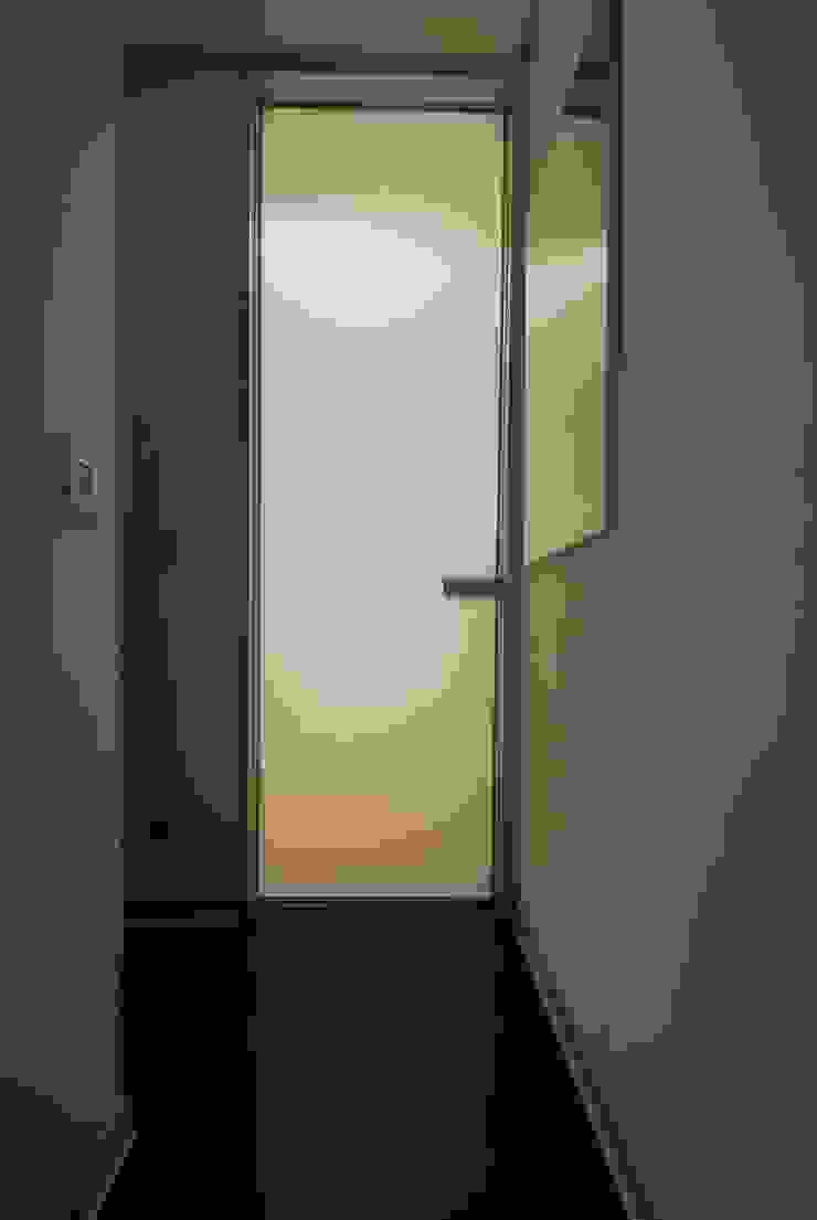 Corredores, halls e escadas modernos por MADG Architect Moderno