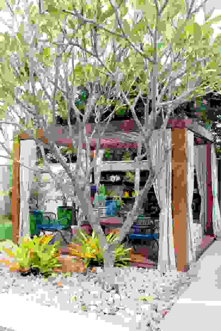 Espaço Gourmet em sintonia com o Paisagismo Exuberante, RABAIOLI I FREITAS RABAIOLI I FREITAS Taman Tropis Kayu Green