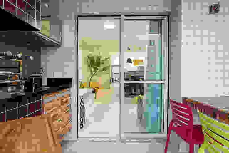 Amanda Pinheiro Design de interiores Modern balcony, veranda & terrace