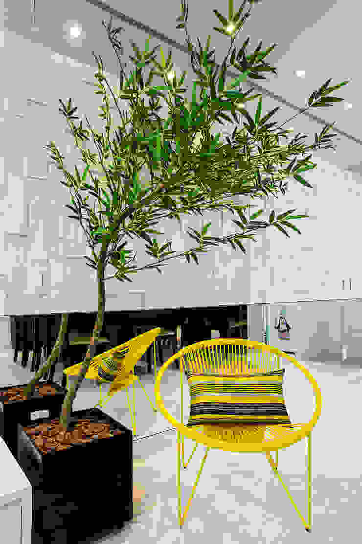 Amanda Pinheiro Design de interiores Modern living room Yellow