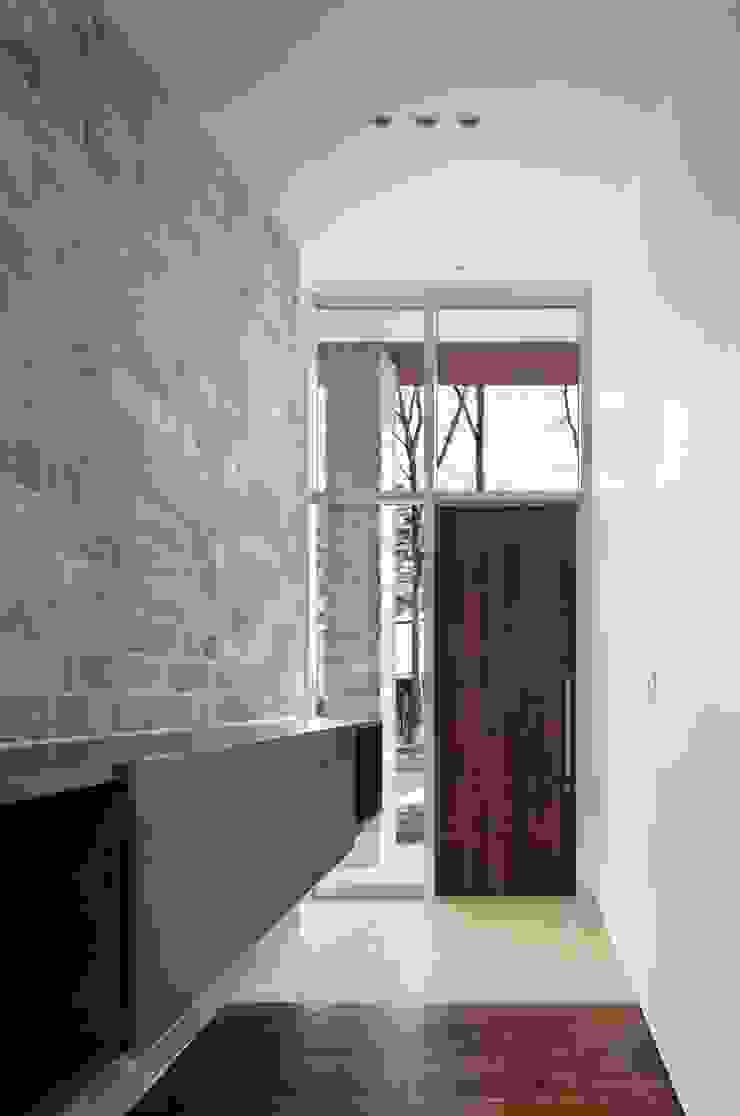 ENTRANCE | 軽井沢の別荘建築 | 弧線上のVILLA Mアーキテクツ|高級邸宅 豪邸 注文住宅 別荘建築 LUXURY HOUSES | M-architects モダンスタイルの 玄関&廊下&階段