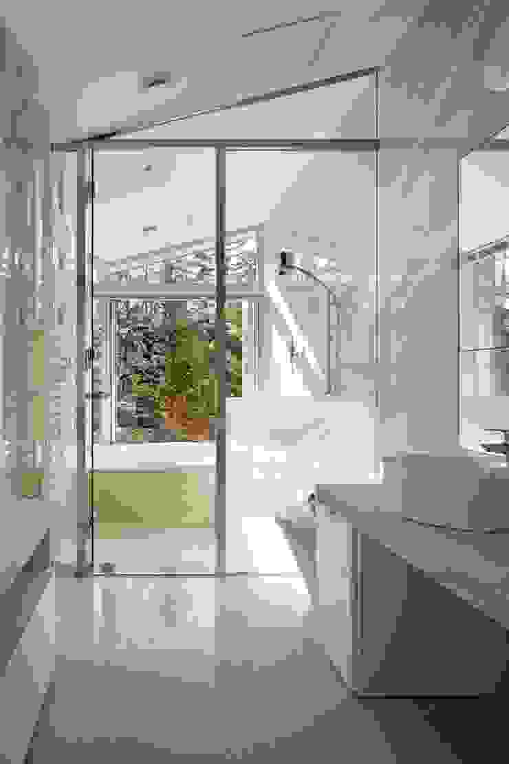 POWDER ROOM | 軽井沢の別荘建築 | 弧線上のVILLA Mアーキテクツ|高級邸宅 豪邸 注文住宅 別荘建築 LUXURY HOUSES | M-architects モダンスタイルの お風呂