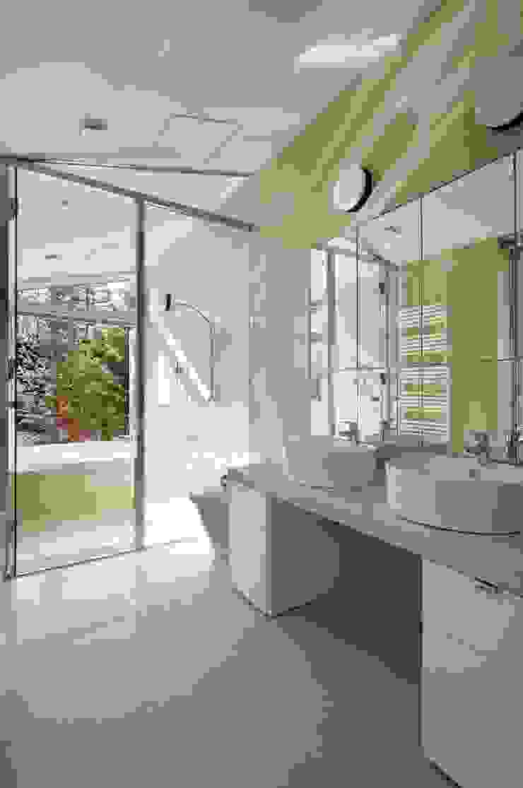 POWDER ROOM | 軽井沢の別荘建築 | 弧線上のVILLA Mアーキテクツ|高級邸宅 豪邸 注文住宅 別荘建築 LUXURY HOUSES | M-architects モダンスタイルの お風呂