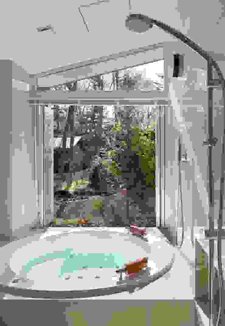 BATHROOM | 軽井沢の別荘建築 | 弧線上のVILLA Mアーキテクツ|高級邸宅 豪邸 注文住宅 別荘建築 LUXURY HOUSES | M-architects モダンスタイルの お風呂