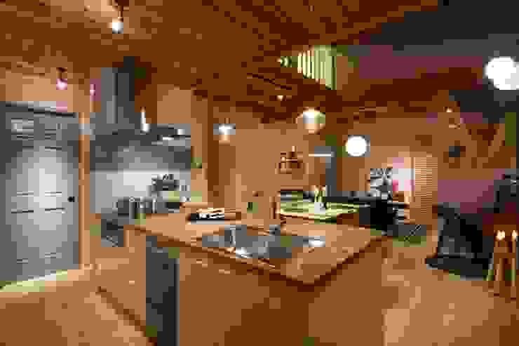 U's HOUSE, dwarf dwarf Cucina in stile scandinavo Legno Effetto legno