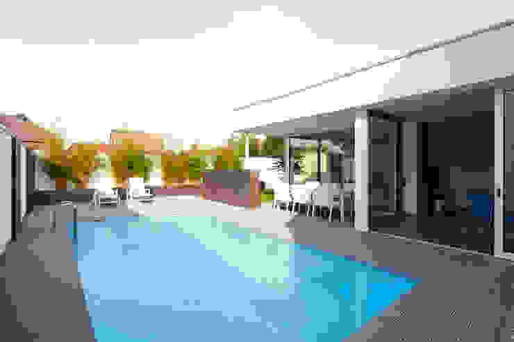 Anbau mit Aussenanlage, K3- Planungsstudio K3- Planungsstudio Moderner Balkon, Veranda & Terrasse