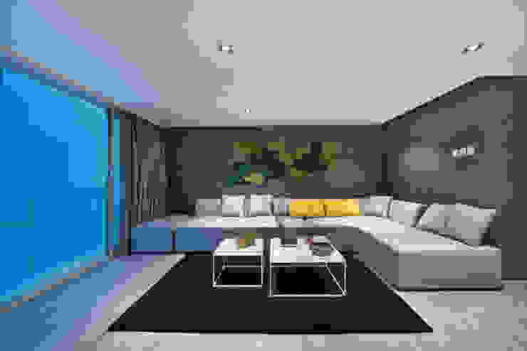 Magazine editorial - House in Sai Kung by Millimeter, Millimeter Interior Design Limited Millimeter Interior Design Limited Modern living room
